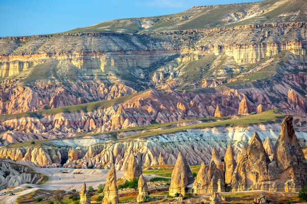 Rocas volcánicas y acantilados de piedra caliza en el valle de Capadocia Turquía Turismo y geología de viajes