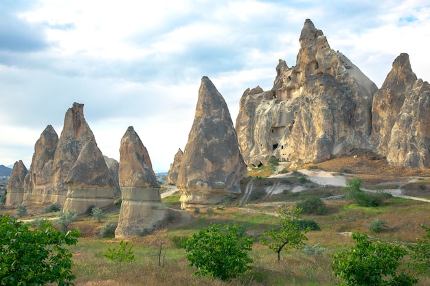 Rocas volcánicas y acantilados de piedra caliza en el valle de Capadocia Turquía Turismo y viajes geología y erosión del suelo