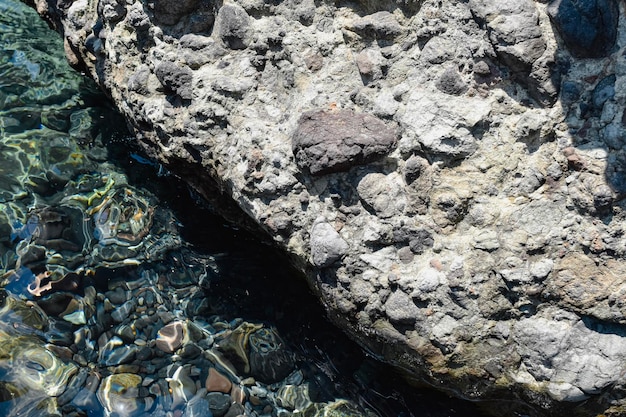 rocas volcánicas y mar Egeo