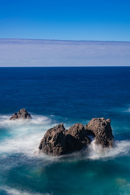 Rocas volcánicas en el océano Atlántico, Icod de los Vinos, Tenerife, Islas Canarias, España