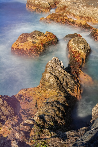 Rocas volcánicas en el océano Atlántico