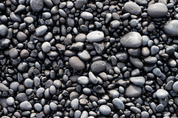 Rocas volcánicas en la playa de arena negra, Islandia.