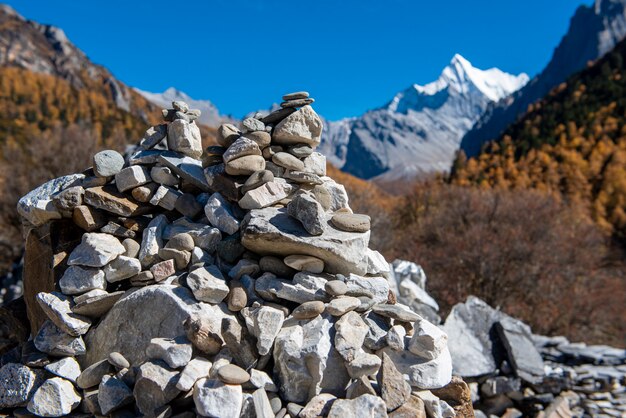 Rocas zen en la colina