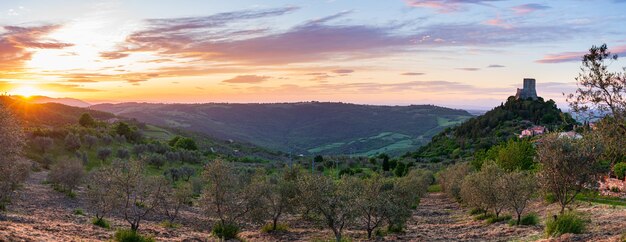 Rocca d'Orcia, un pueblo medieval y una fortaleza en Toscana, Italia. Vista única al anochecer, la torre de piedra encaramada sobre un acantilado de roca contra el cielo espectacular.