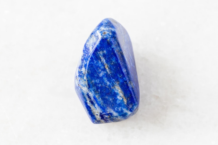 Foto rocha caída de lapis lazuli lazurite em branco