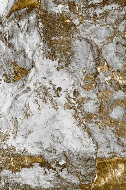 Rocha cinza à beira-mar com fundo de textura de glitter dourado