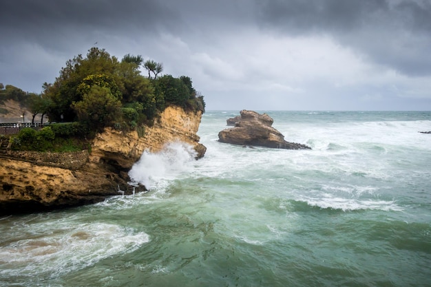 Rocha de Basta durante uma tempestade. Cidade de Biarritz, França