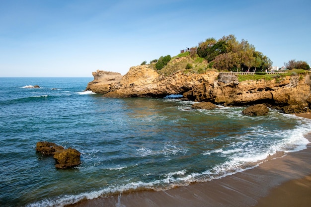 Rocha de Basta e à beira-mar. Cidade de Biarritz, França