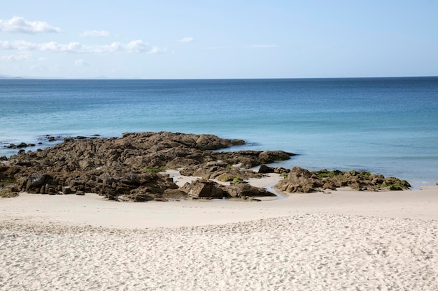 Rocha e areia na praia de Langosteira, Finisterre, Costa de la Muerte, Galiza, Espanha