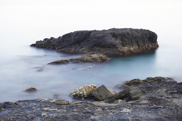 rocha na água no mar mediterrâneo longa exposição