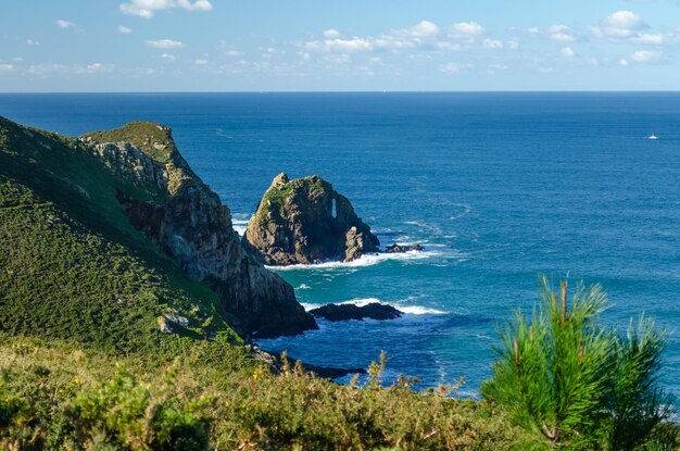 Rocha no meio do Oceano Atlântico com um buraco causado pela erosão hídrica