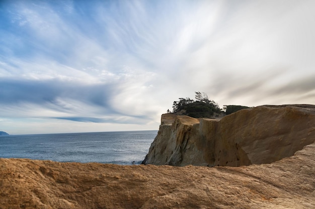 Rocha pedregosa perto da água do mar ou do oceano. beleza da natureza marinha. paisagem de praia de canhão, oregon eua. férias de verão.