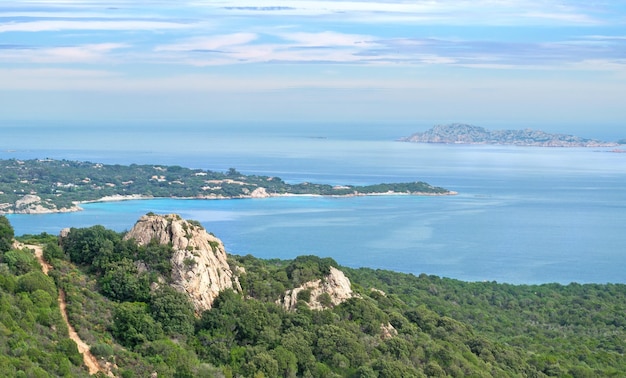 Rocha típica de Gallura no litoral