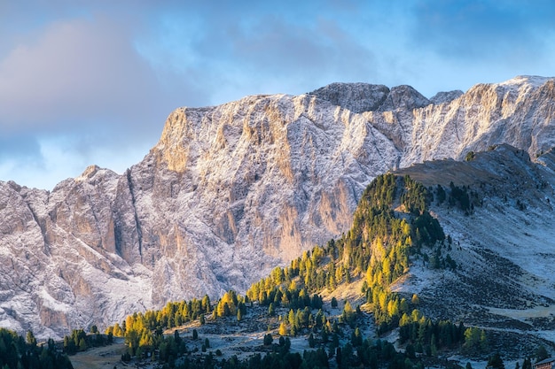 Rochas altas durante o pôr do sol Dolomita Alpes Itália Montanhas e céu nublado Vista de montanhas e falésias Cenário natural de montanha Fotografia como pano de fundo para viagens