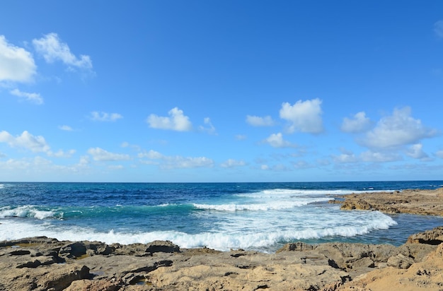 Rochas amarelas pelo mar de Argentiera Sardenha