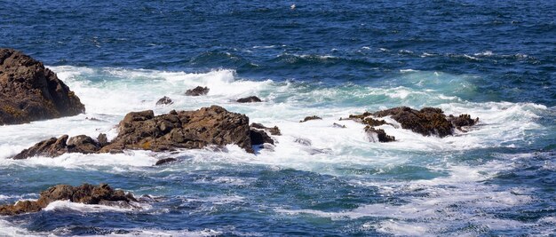 Rochas ásperas em uma costa rochosa na costa oeste do oceano pacífico