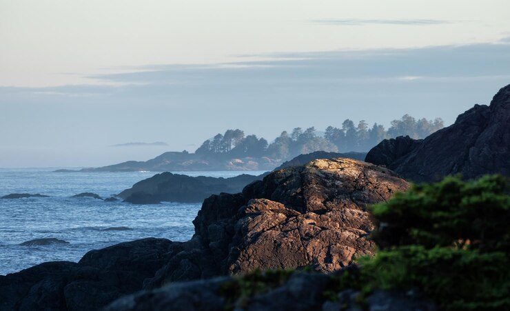 Foto rochas ásperas em uma costa rochosa na costa oeste do oceano pacífico