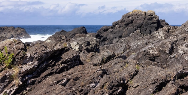Rochas ásperas em uma costa rochosa na costa oeste do Oceano Pacífico
