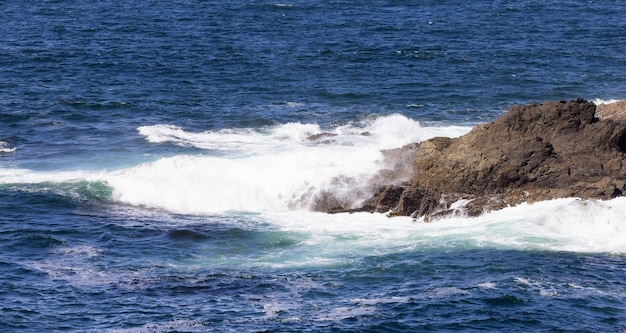 Rochas ásperas em uma costa rochosa na costa oeste do Oceano Pacífico