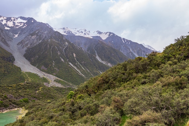 Rochas cobertas de neve nas trilhas da geleira do Lago Azul perto do Lago Tasman na Nova Zelândia