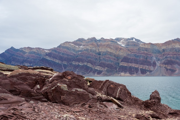 Rochas coloridas no fim do leste de Gronelândia acima.