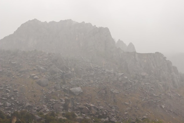 Rochas de demerdzhi no nevoeiro