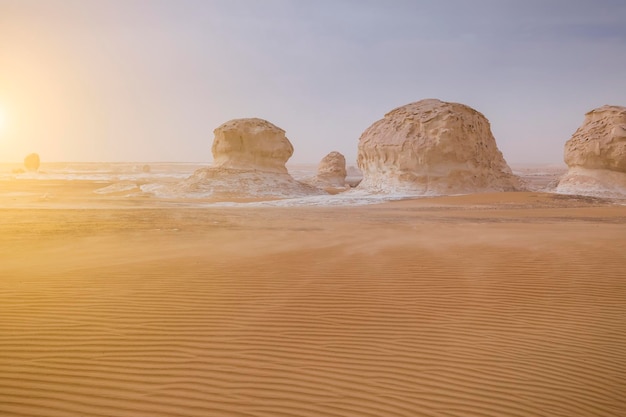 Rochas de giz no deserto branco ao pôr do sol Egito Baharia