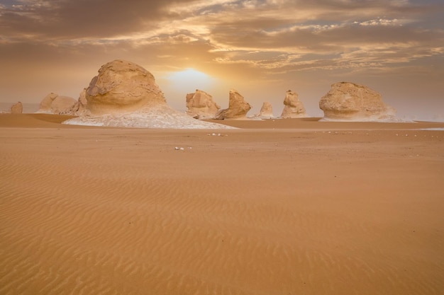 Rochas de giz no deserto branco ao pôr do sol Egito Baharia