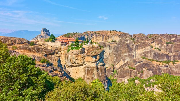 Rochas de Meteora e o Mosteiro da Santíssima Trindade, Grécia - paisagem grega
