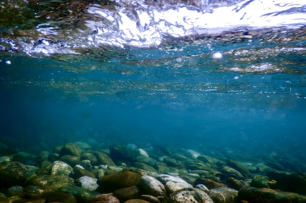 Rochas debaixo d'água no leito do rio rios de água doce debaixo d'água água cristalina