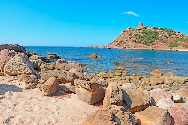 Rochas e areia na costa de Porticciolo Sardenha