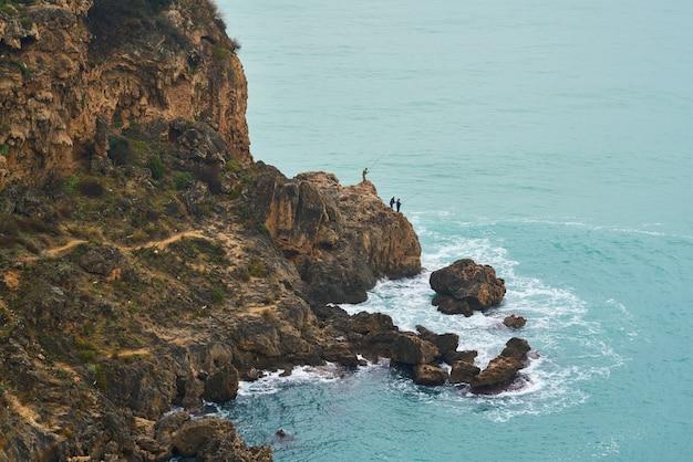 Rochas e mar azul