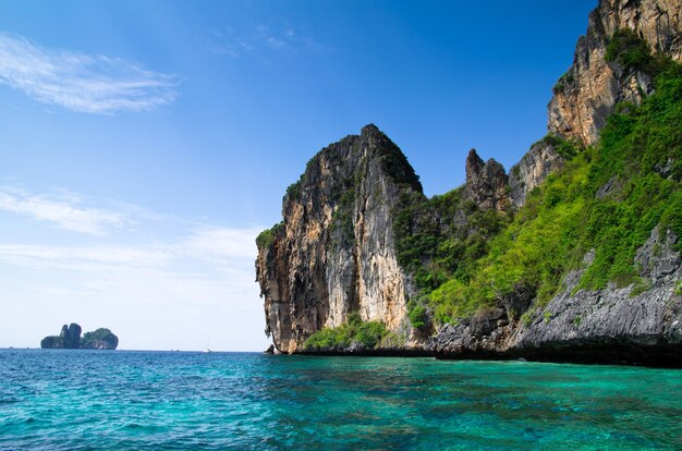 Rochas e mar em Krabi, Tailândia