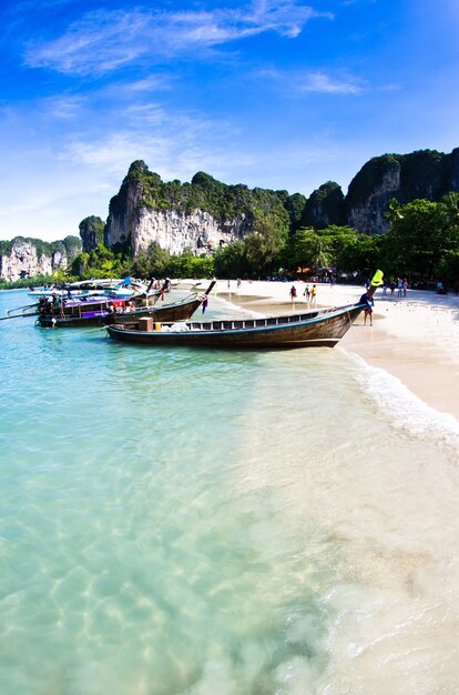 Rochas e mar em krabi thsiland