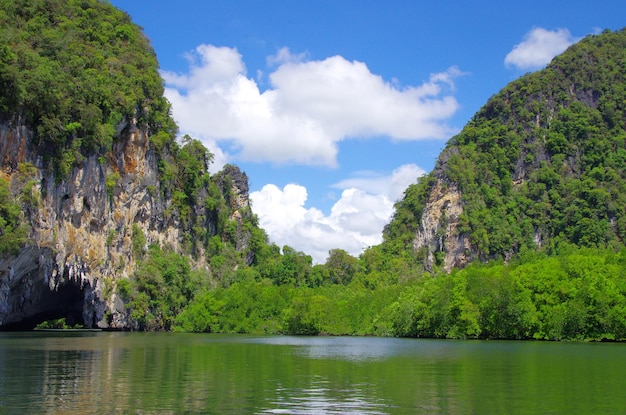 Rochas e mar em Krabi Thsiland