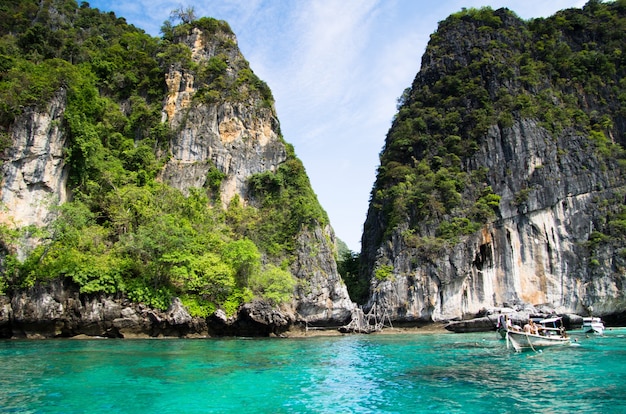 Rochas e mar em krabi thsiland