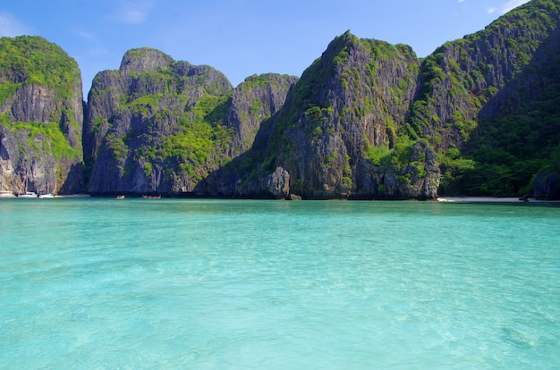 Rochas e mar em Krabi