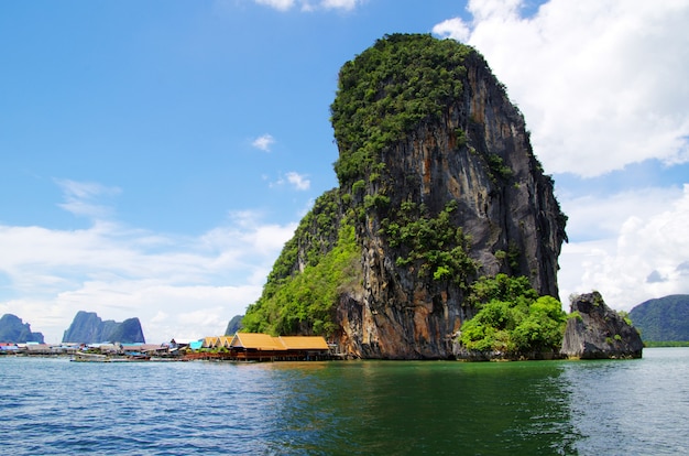 Rochas e mar em Krabi