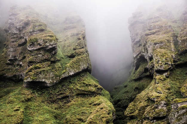 Rochas e névoa em Raudfeldsgja Gorge na Península Snaefellsnes na Islândia