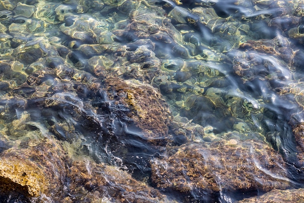 Rochas e ondas do mar