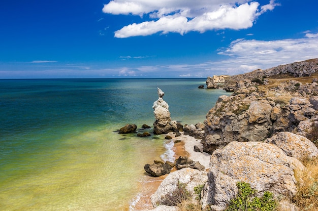 Rochas e pedras à beira-mar em um dia claro