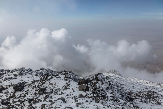 Rochas e pedras congeladas sobre nuvens nas montanhas Monte Ararat Agri Dagi Região da Anatólia Oriental Turquia