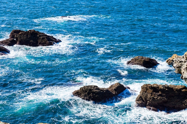 Rochas e penhascos no oceano da famosa ilha Belle Ile en Mer, na França