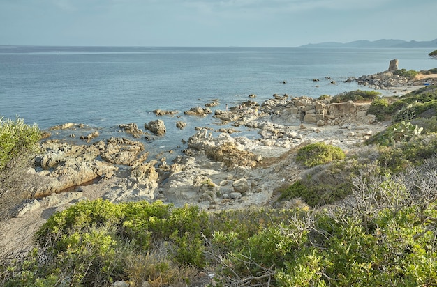 Rochas e rochas típicas da costa sul da Sardenha, na Itália, cercadas pelo mar
