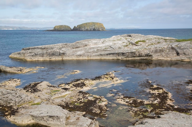 Rochas em Ballintoy Harbour Beach, County Antrim, Irlanda do Norte, Europa