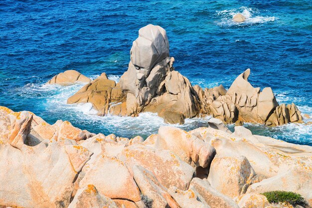 Rochas em Capo Testa no mar Mediterrâneo, Santa Teresa Gallura, Sardenha, Itália