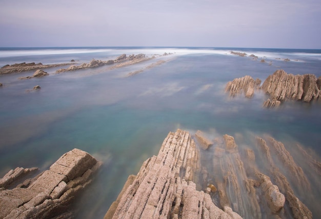 rochas em uma paisagem marítima na costa