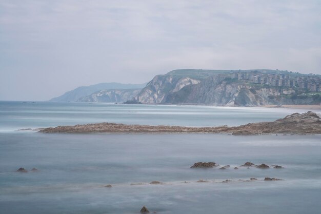 rochas em uma paisagem marítima na costa