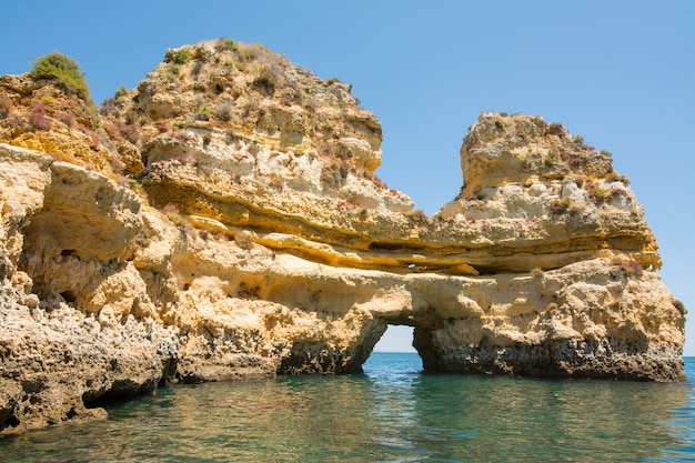 Rochas famosas no mar, oceano, Lagos em Portugal.