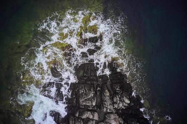 rochas incríveis à beira-mar na ilha na dinamarca